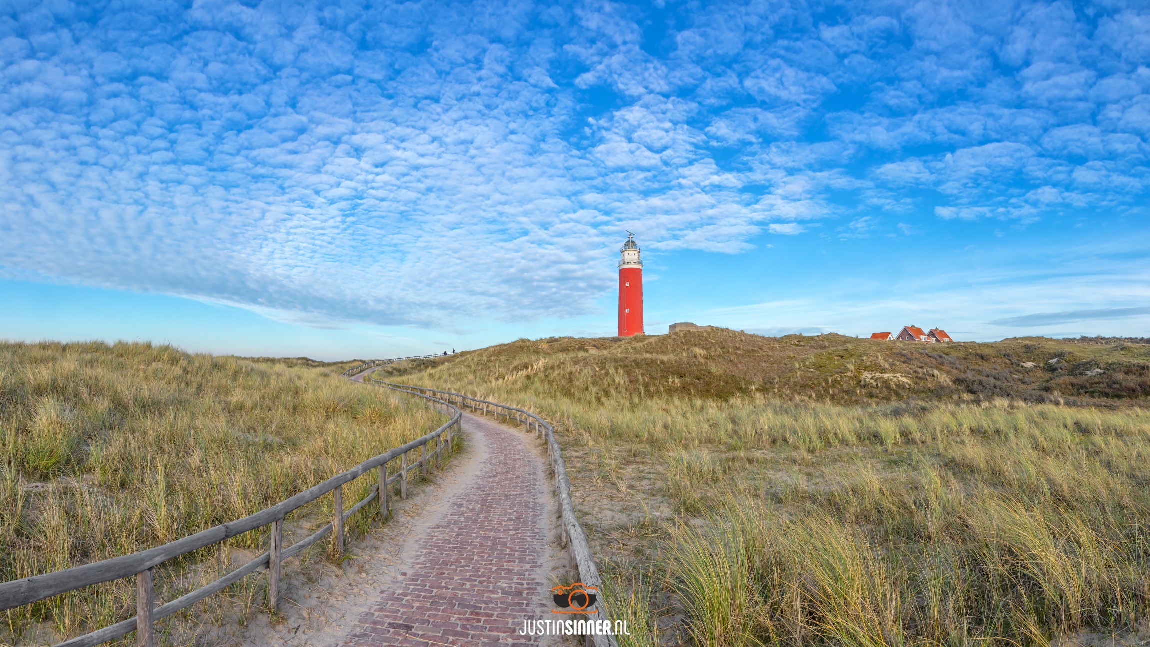 Panorama foto van het strand en de vuurtoren van Texel / Panoramic photo of Texel beach and lighthouse
