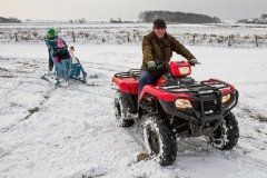 Trotse Opa met kleinkinderen, sneeuwpret op Texel / Proud Grandpa with grandchildren, snowfun on Texel