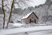 Huisje in het bos tijdens sneeuwval / House in the woods / justinsinner.nl