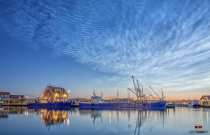 Lichtende nachtwolken boven Oudeschild / Nightclouds above  the harbour of Oudeschild / justinsinner.nl