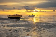 Vissersbootjes op het Wad tijdens zonsopkomst / Boats on the Wadden Sea during sunrise on Texel
